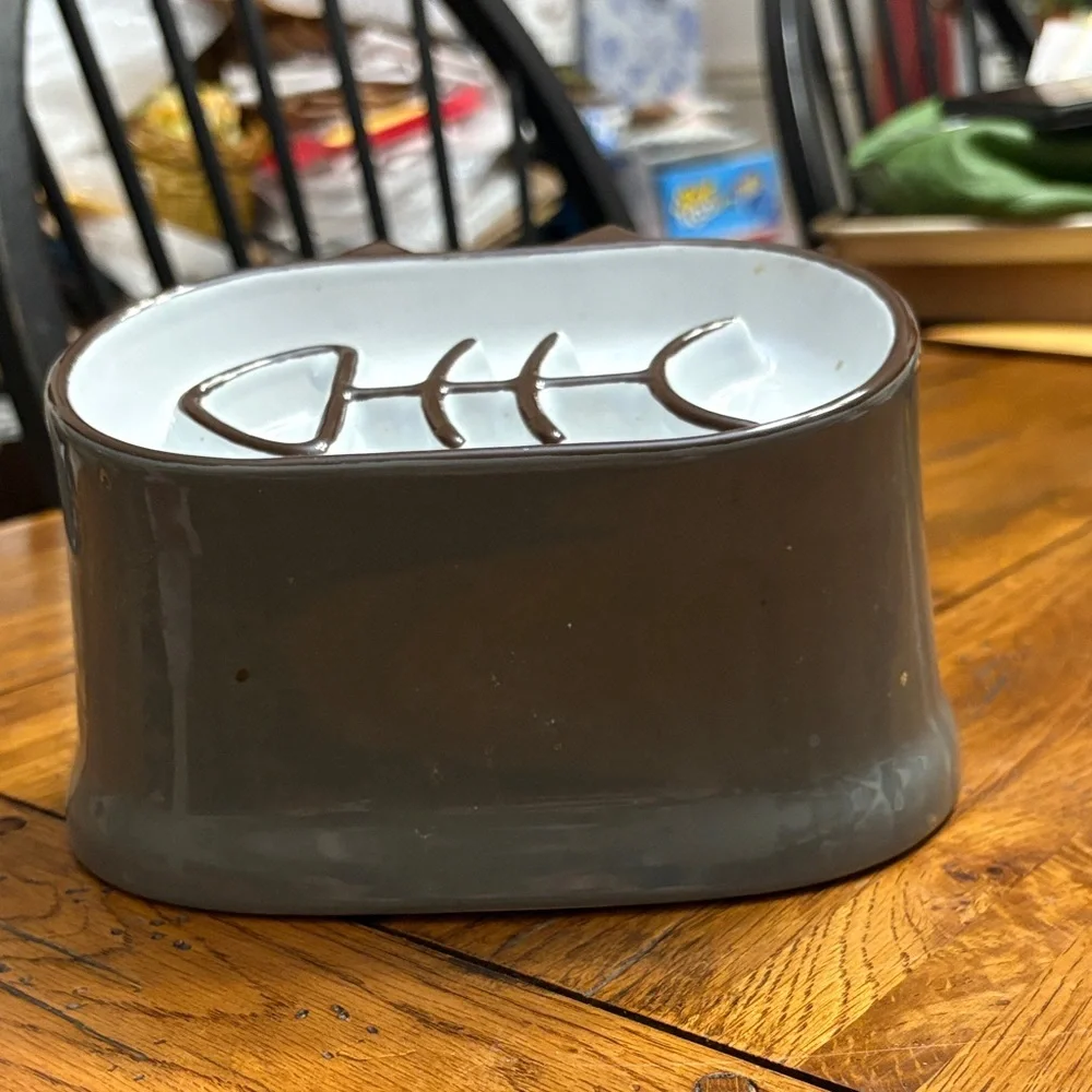 Grey Ceramic Cat Feeder with Fishbone Design